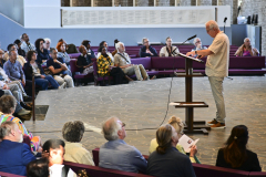 Den Haag - 22 september 2024. Prof. Dr. Alex van Stipriaan tijdens de lezing "Leven op Surinaamse plantages tijdens de slavernij".
Foto: Hans Geerlings Den Haag - 22 september 2024. Prof. Dr. Alex van Stipriaan tijdens de lezing "Leven op Surinaamse plantages tijdens de slavernij".
Foto: Hans Geerlings